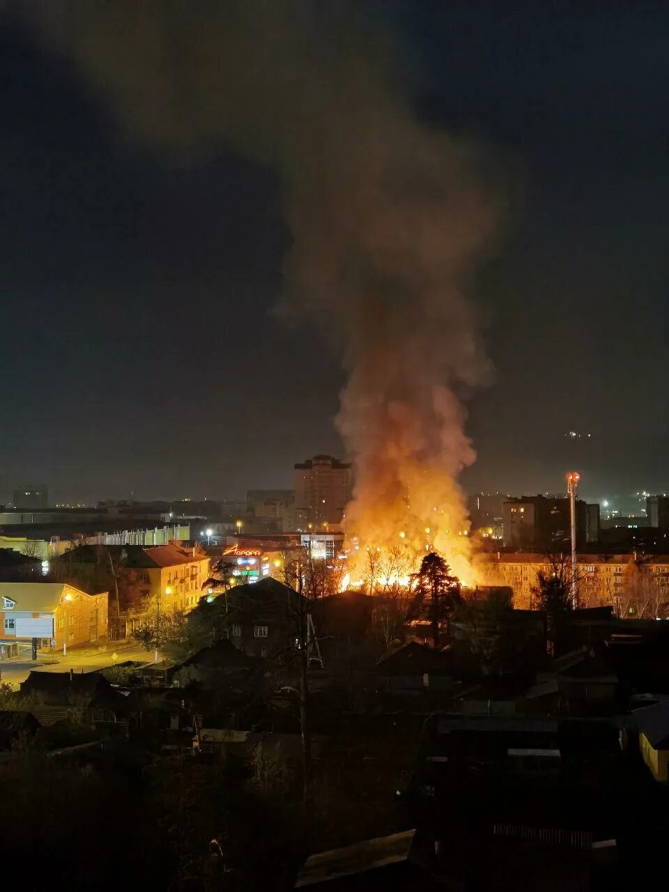 Пожар в чите сейчас. Пожар в торговом центре чита. Пожар в чите сейчас. Пожар в тц. Чита сгорел дом.
