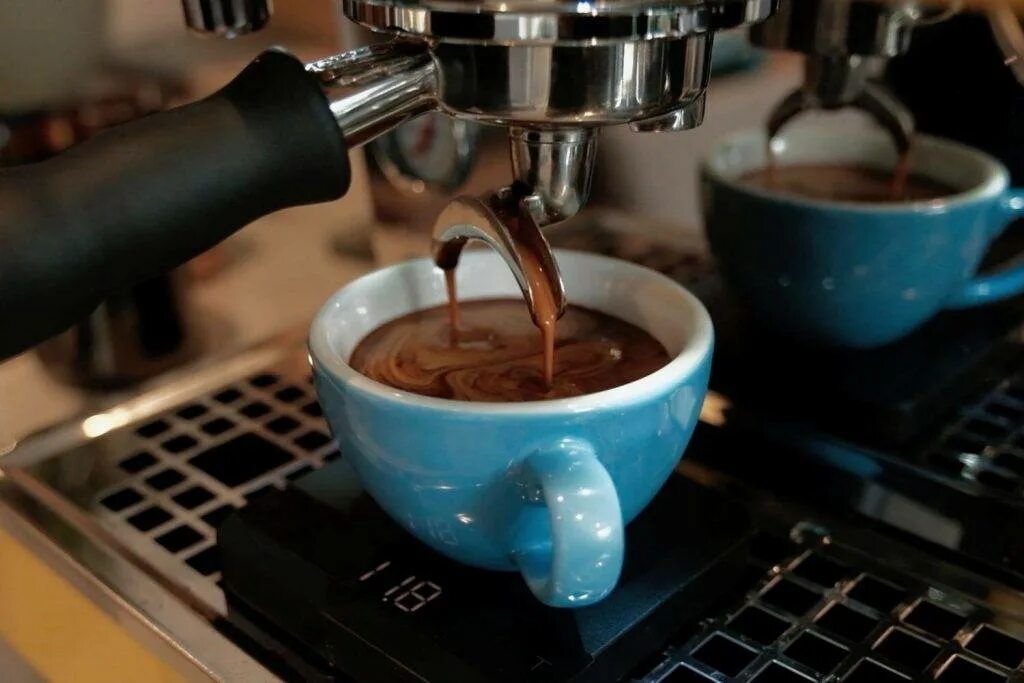 Эспрессо эспрессо бариста. Кофе в кофемашине. Кофе из кофемашины. Кофемашина наливает кофе.