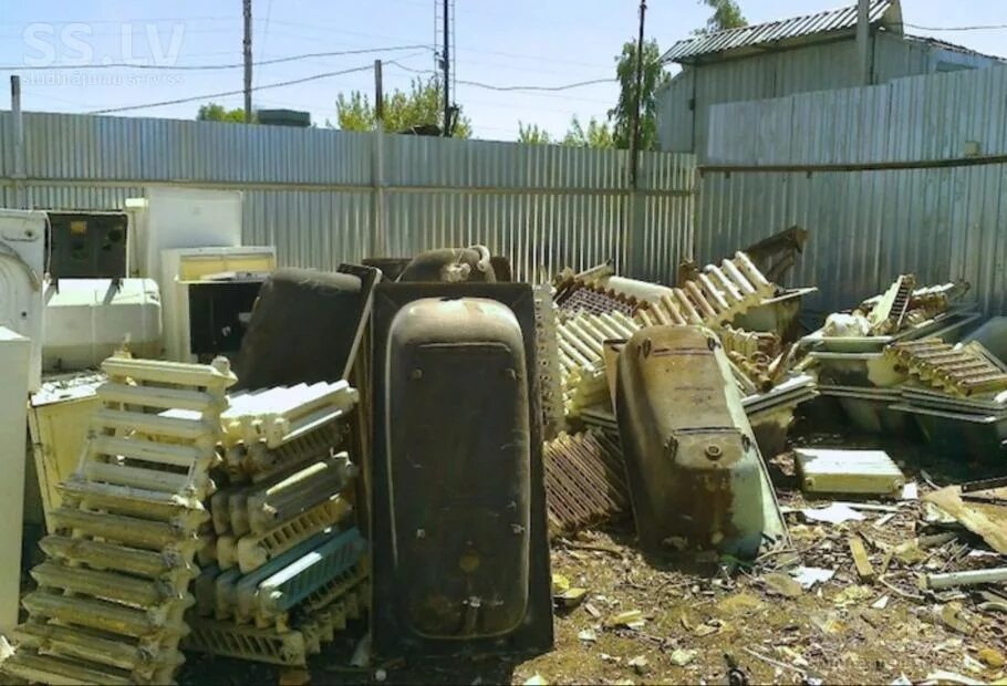 Сдать ванну в металлолом цена. Бытовой металлолом. Вывоз металлолома. Металлолом батареи. Чугунная ванна металлолом.