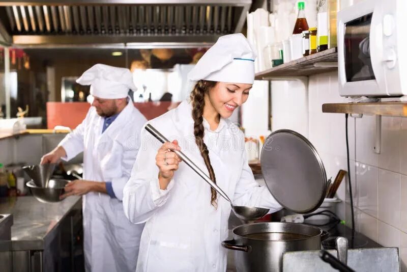 Работа повара в дмитрове. Помошник повара в ресторан. повар профессионал. prepares food professionally профессия. фото кухни повара в шапочках.
