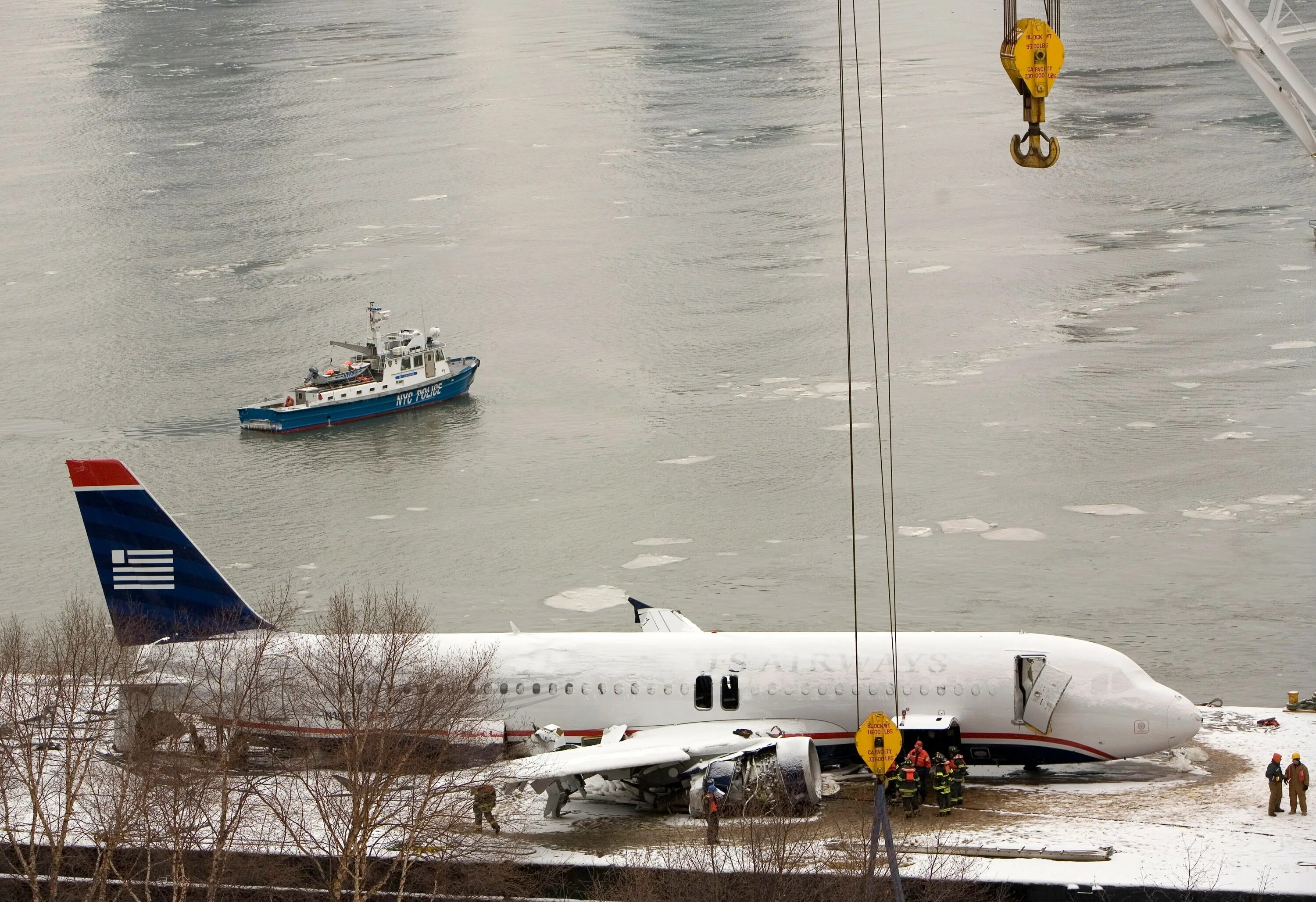 Hudson river plane crash. Аварийная посадка a320 на Гудзон. Авиакатастрофа на Гудзоне 2009. Аварийная посадка a320 на Гудзон двигатели. Самолёт Airbus a320 чудо на Гудзоне.