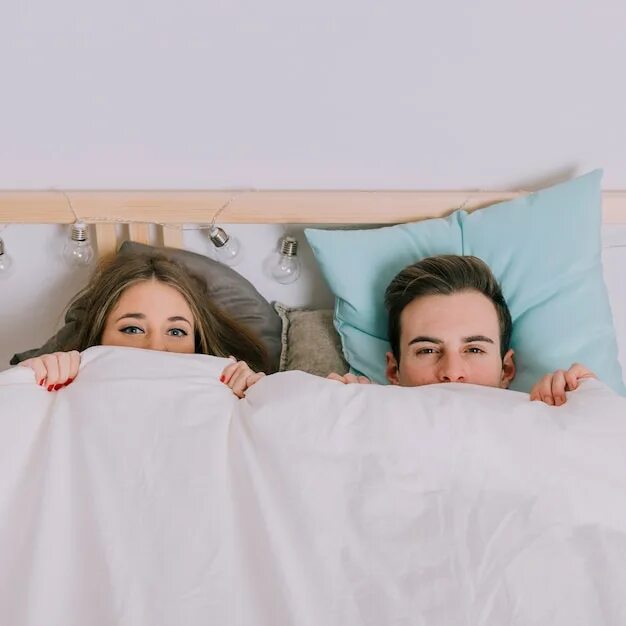 Пара в кровати. Пара под одеялом. Фотосессия пары в одеяле. Фотосессия пара под одеялом.