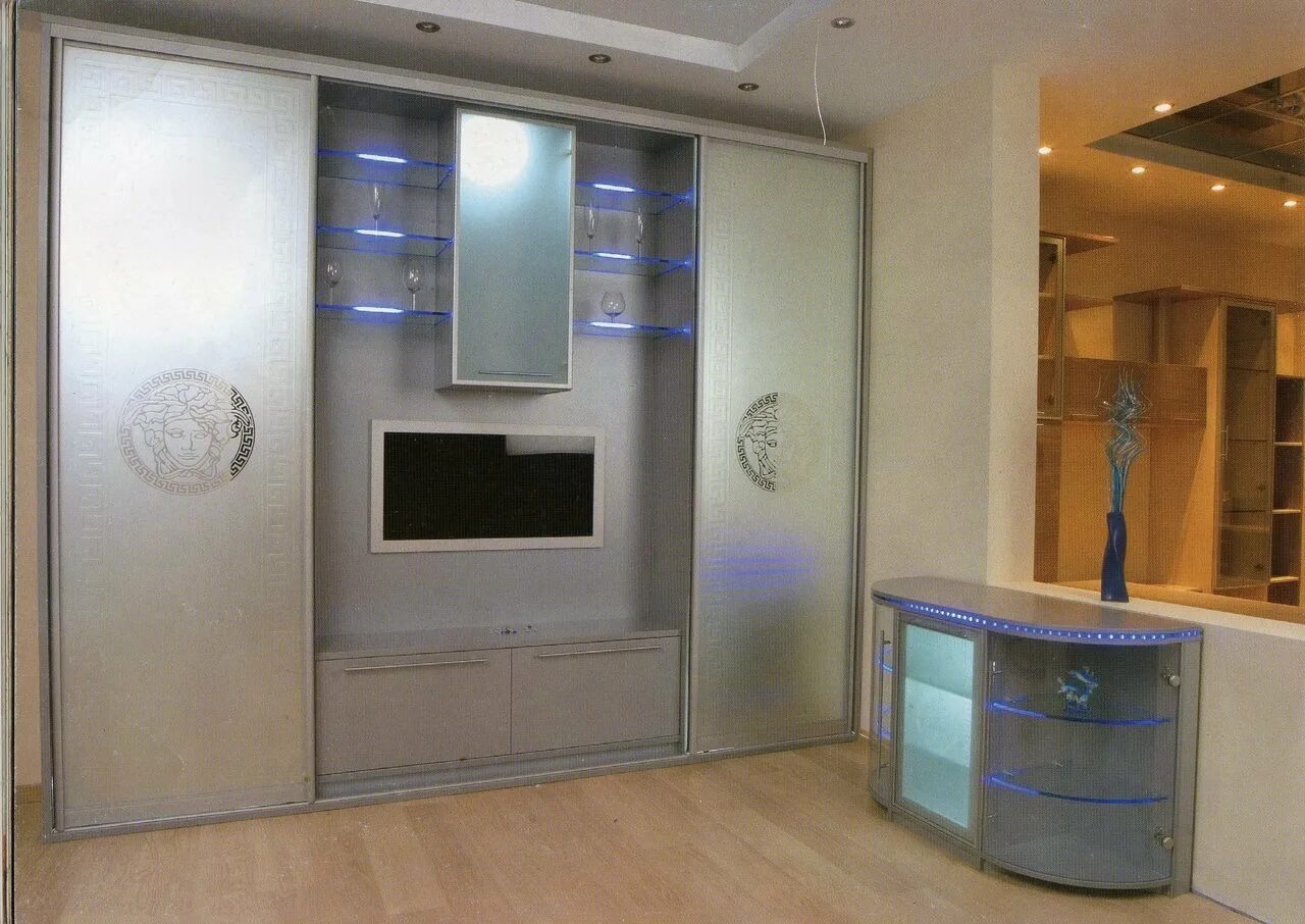 Шкаф для одежды с нишей под телевизор. Гостиная плаза мистер дорс. Шкаф с телевизором в спальню. Шкаф для одежды с нишей под телевизор. Стенка для телевизора со шкафом.