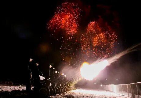 За залпом залп гремит салют ракеты