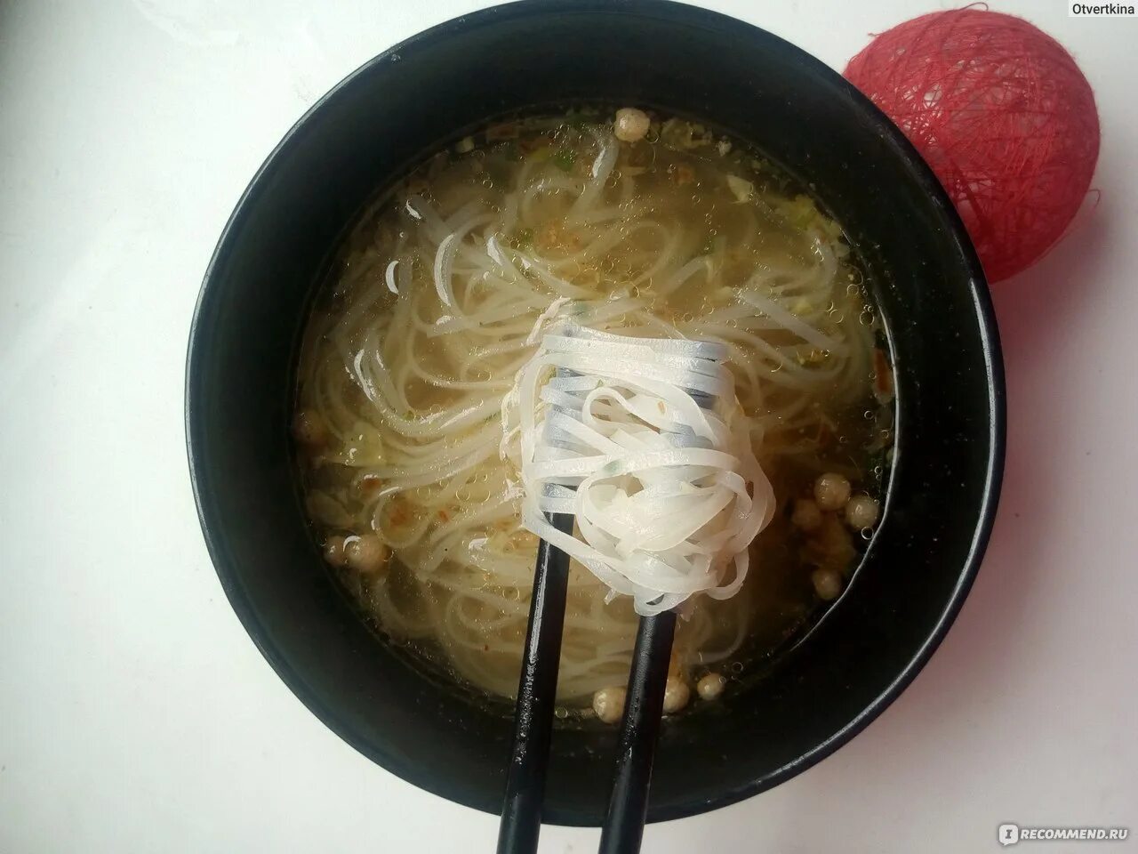 Девушка с дошираком. Можно лапшу при похудении. Гречневая лапша плоская. Можно лапшу при похудении. Безглютеновые лапша.