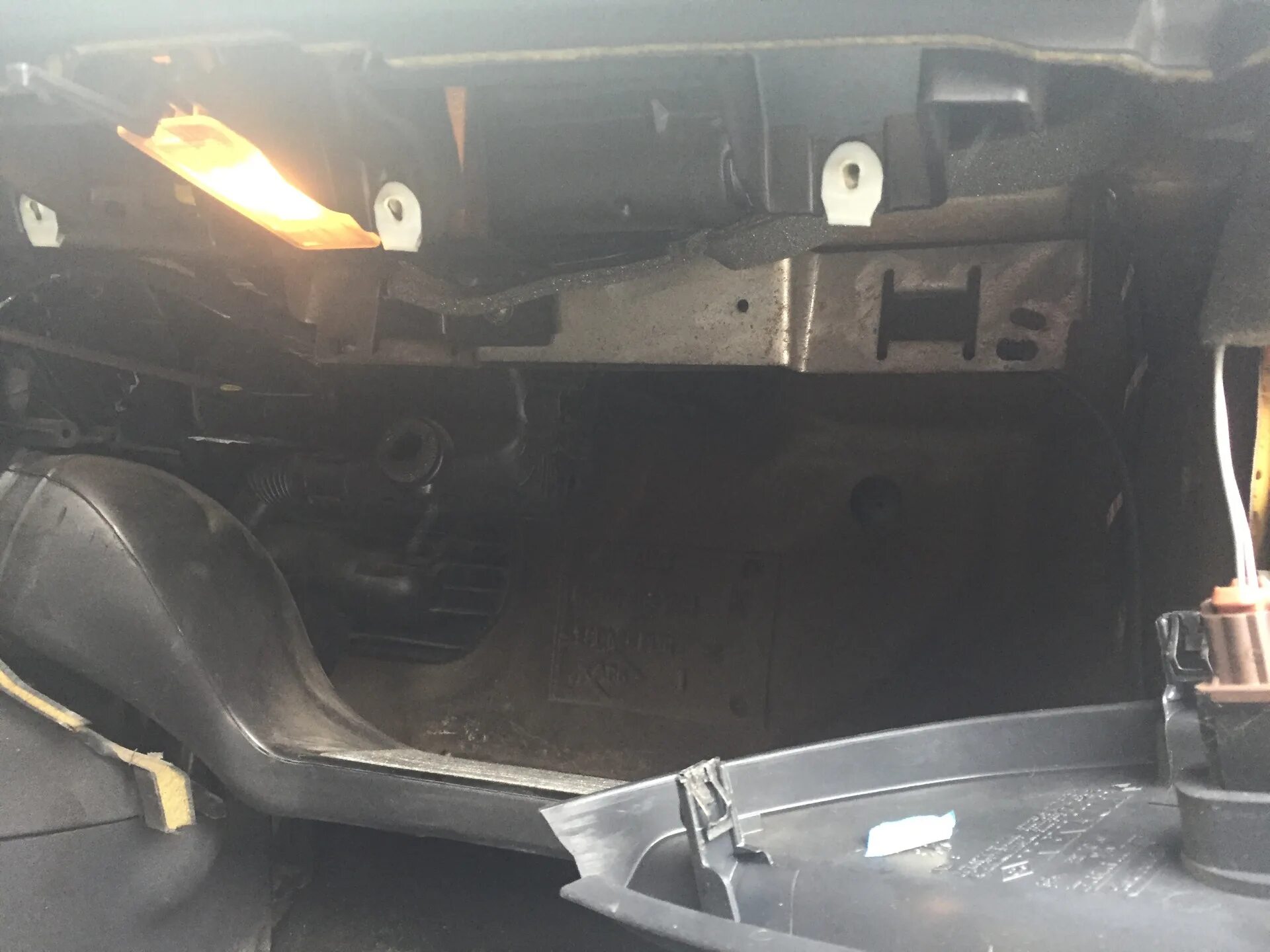 Ремонт ручки бардачка - Renault Megane II, 1,6 л, 2008 года своими руками DRIVE2