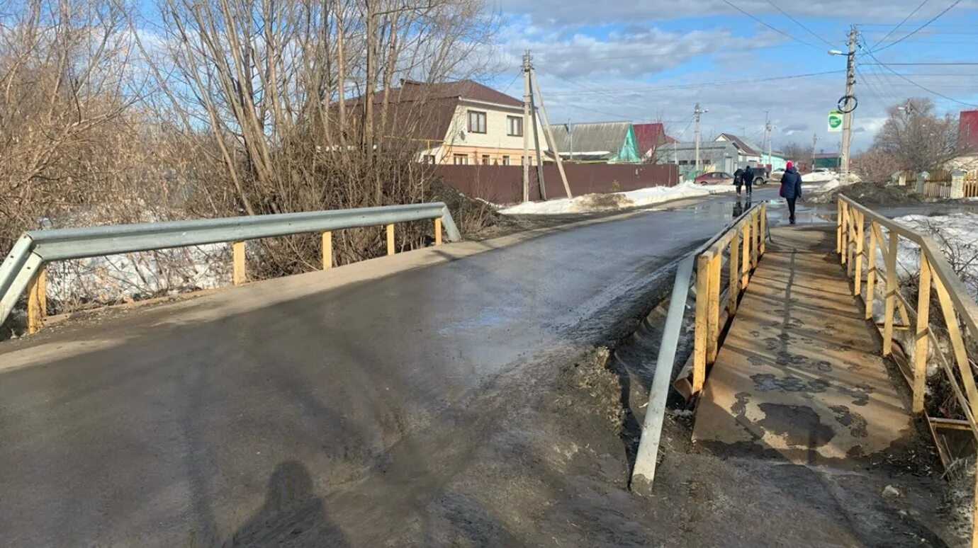 Мост в машине. Пешеходный мост пенза. Мост в кривозерье пенза. Пешеходный мост через реку. Строительство.