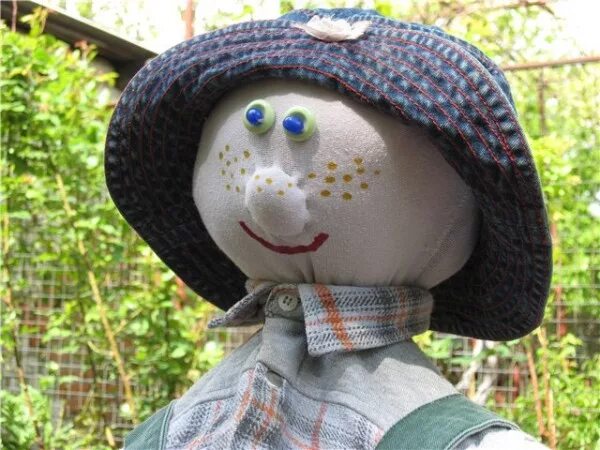 Волосы солома. Костюм страшного пугала. Человек пугало профессия. Оригинальное чучело масленицы. Пугало на дачу.