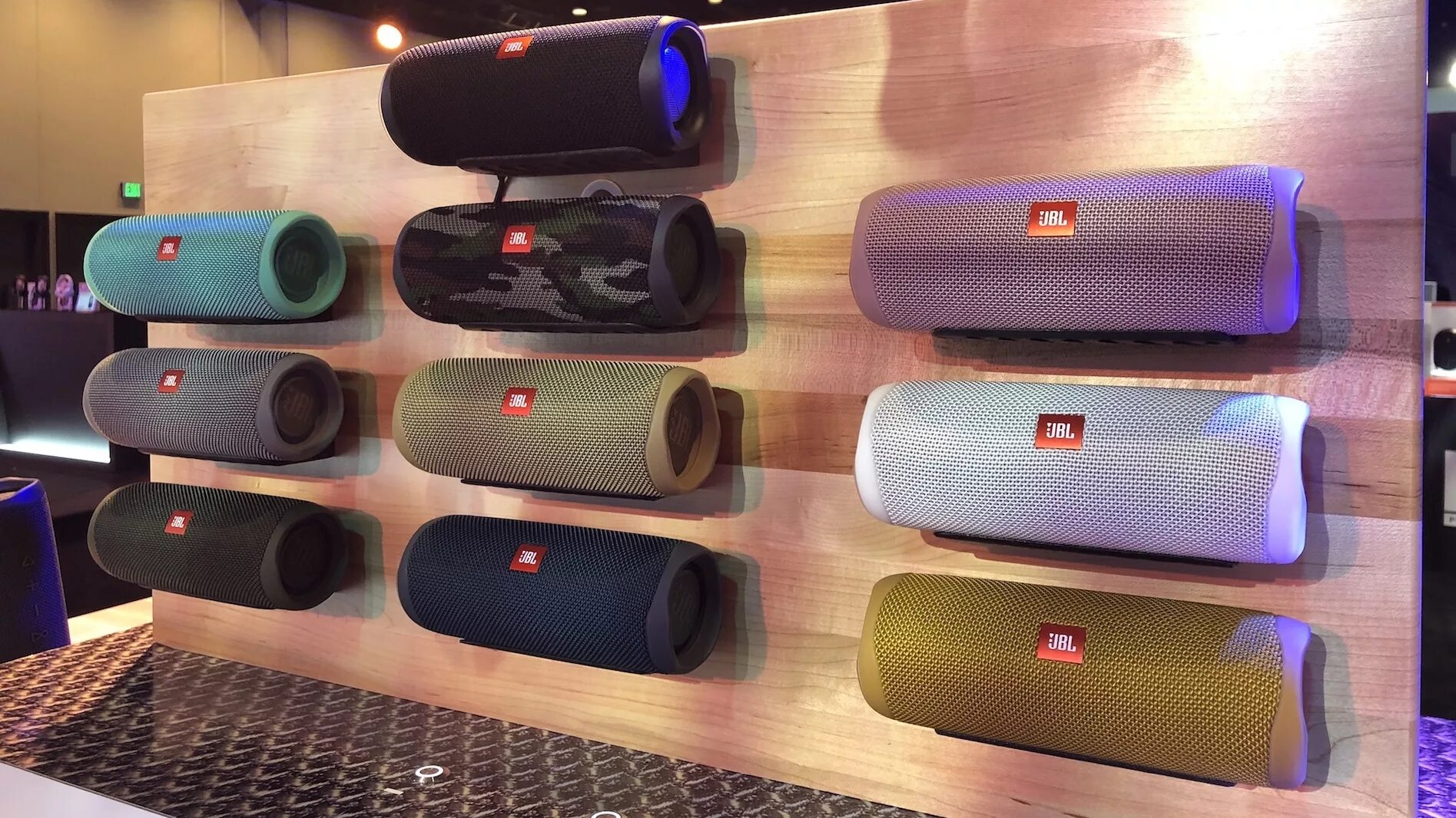 Какая версия jbl лучше. Портативная колонка jbl charge 5. jbl charge 4 flip 5. jbl flip 5 и jbl charge 4. колонка jbl jarche 5.