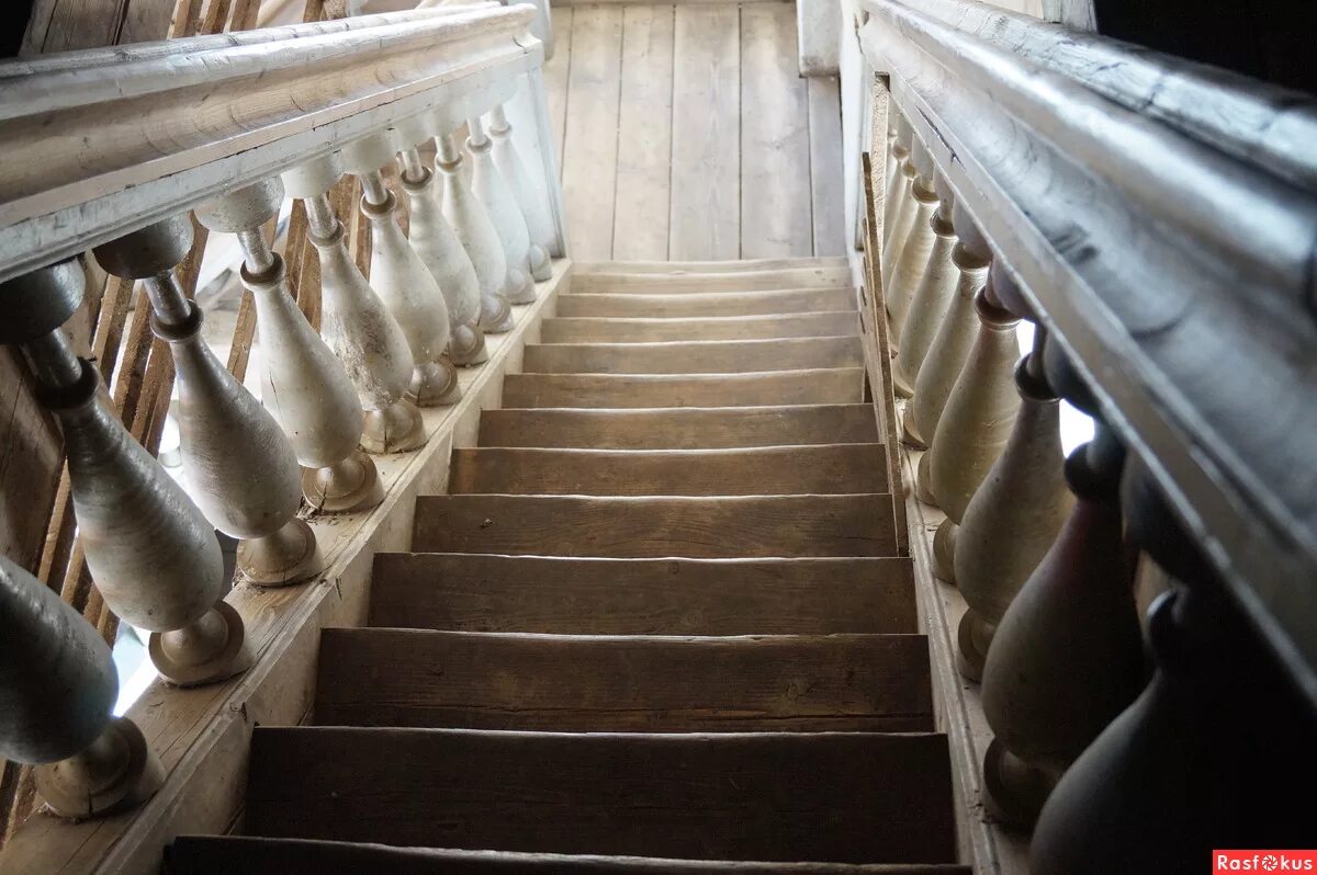 Старая лестница. Лестница вверх или вниз. Куда ведут лестницы. Разрушенная лестница. Вверх или вниз.