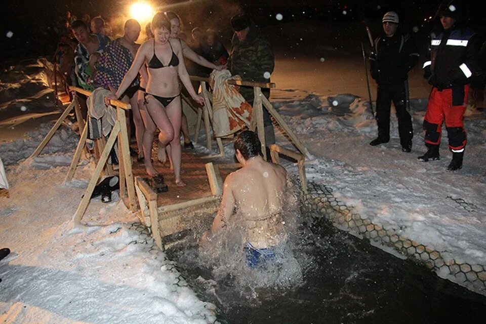 Купель где. Крещение купание в проруби коренная пустынь. крещенские купания петропавловская крепость. сергеевка купель. крещенские купания в подмосковье 2025.