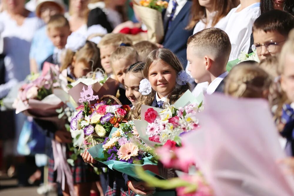 Мбоу сош 103 воронеж. Линейки последний звонок. Школа новая в воронеже 104. Школьники на линейке. Школы воронежа последние новости.