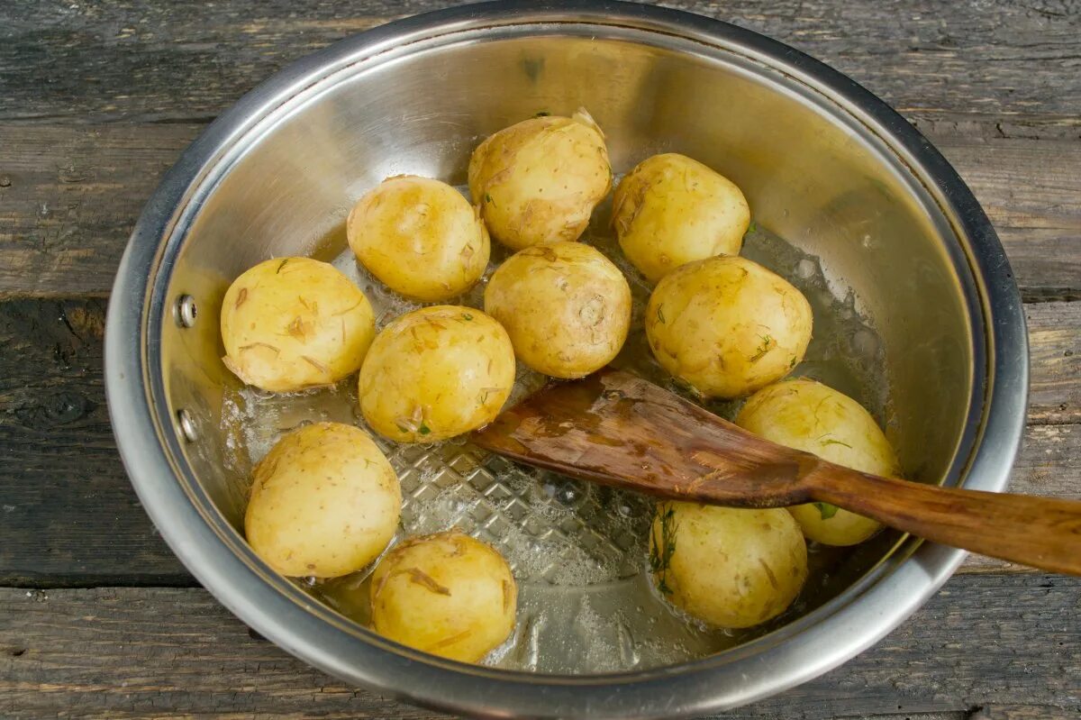 Картошка в кожуре в кастрюле. Отвариваем картофель целиком. Вареная обжаренная картошка. Картошка вареная в сковороде. Жареная вареная картошка.