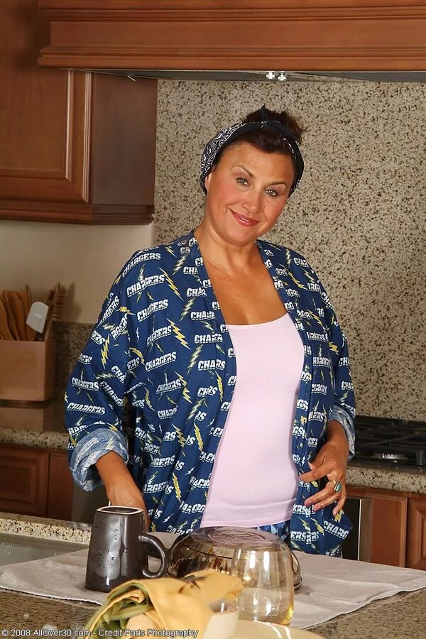 18 housewives. 18 housewives. Sophia delane ноги. Персия монир домохозяйки. Lady roni ford.