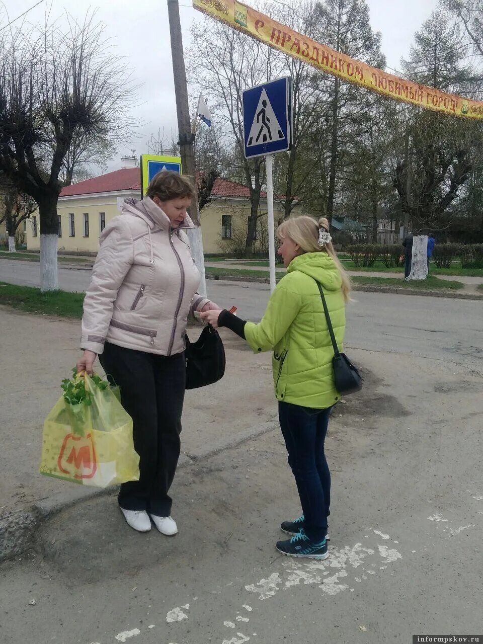 Раздача буклетов в школе среди подростков фото. Акция раздача буклетов. Акция с раздачей буклетов по выборам. Раздают буклеты. Фото акция раздача буклетов.