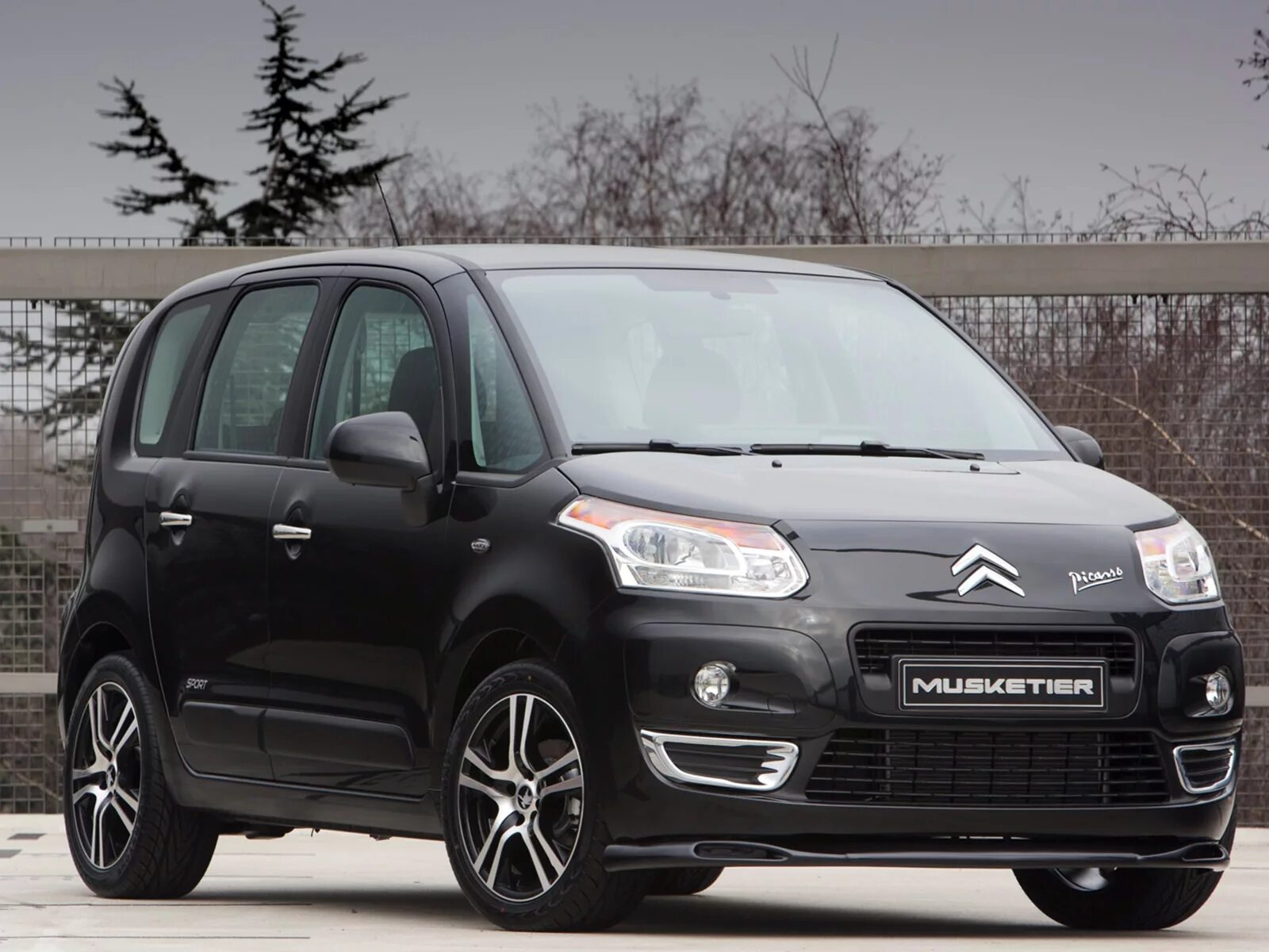 Бензин ситроен с3 пикассо. Citroen c3 picasso tuning. ситроен с3 пикассо черный. ситроен picasso 2009. citroen c3 picasso 2025.