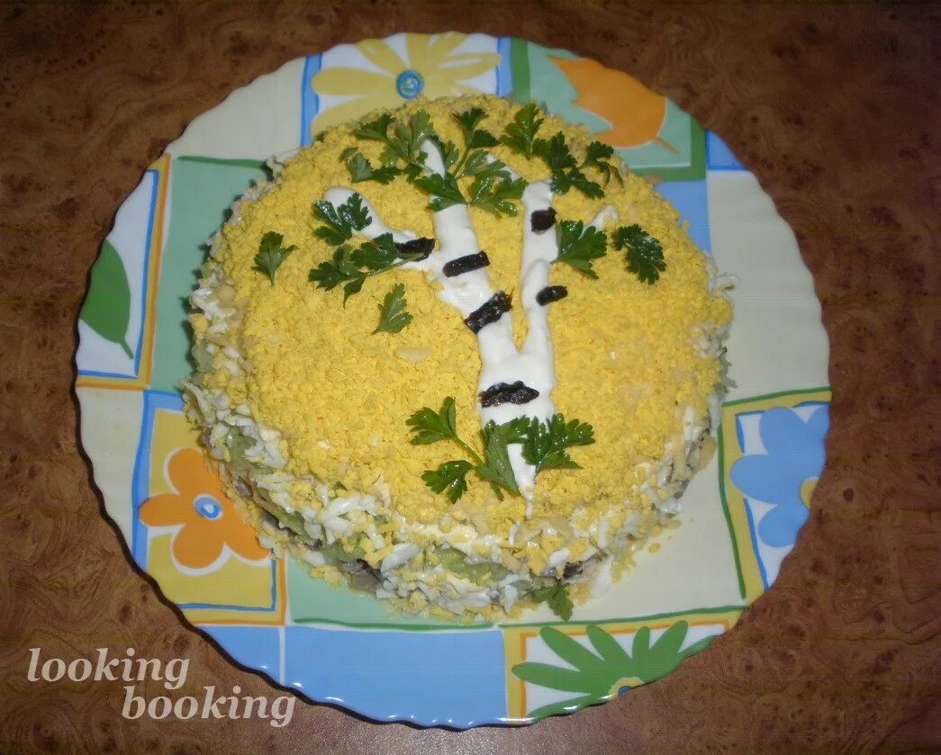 салат березовая роща с черносливом и грибами. салат берёзка с куриным филе и грибами. салат березовая роща приготовление. как украсить салат березка.