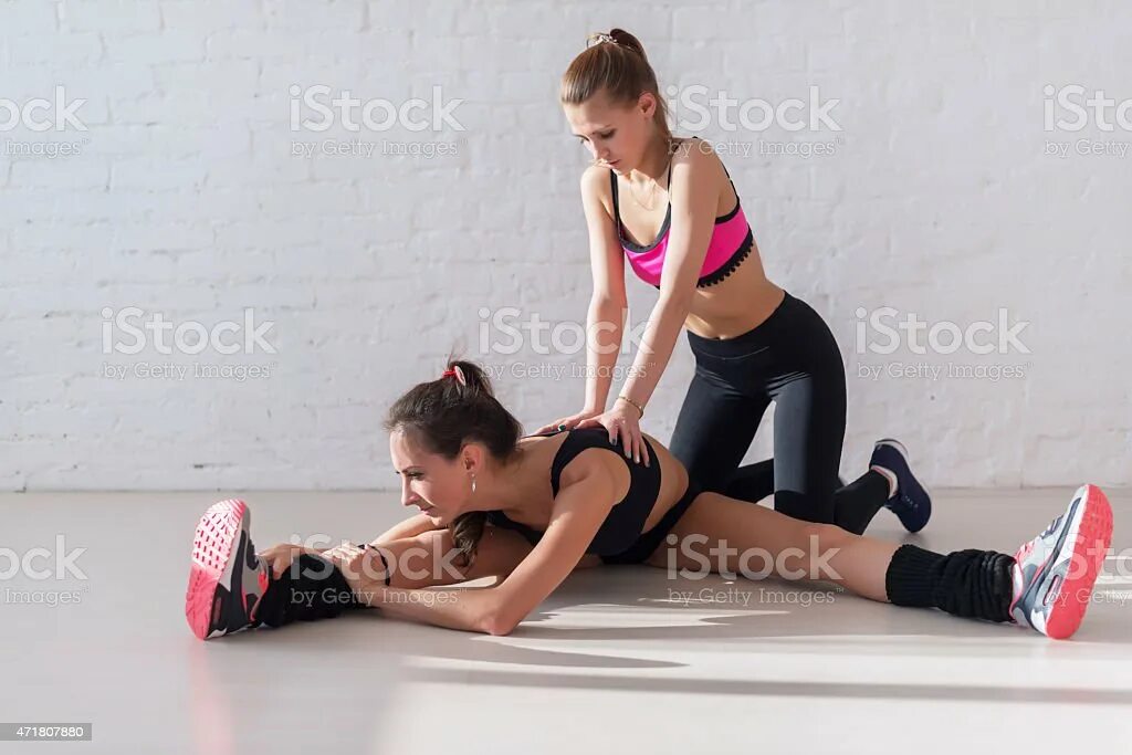 Девушки целуются. Две девочки занимаются. Алексис брилл лорена гарсия. Поцелуй двух женщин. Juliana valentina сериал.