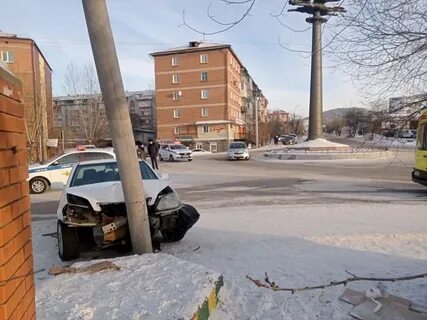 Машина врезалась в столб