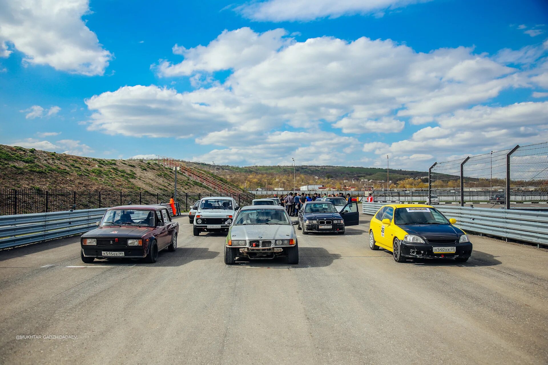 Мыс кунгасный 1а владивосток. Автодром пятигорск в парке кирова. Владивосток трасса змеинка. Военные автомобили на автодроме. Авто дром приморск крае.