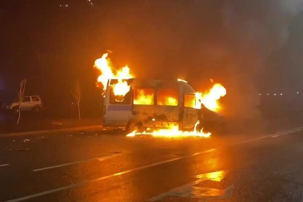 Казахстан январь 2022 протесты. Машина протест. Машина протест. Протесты в казахстане 2022. Машина протест.