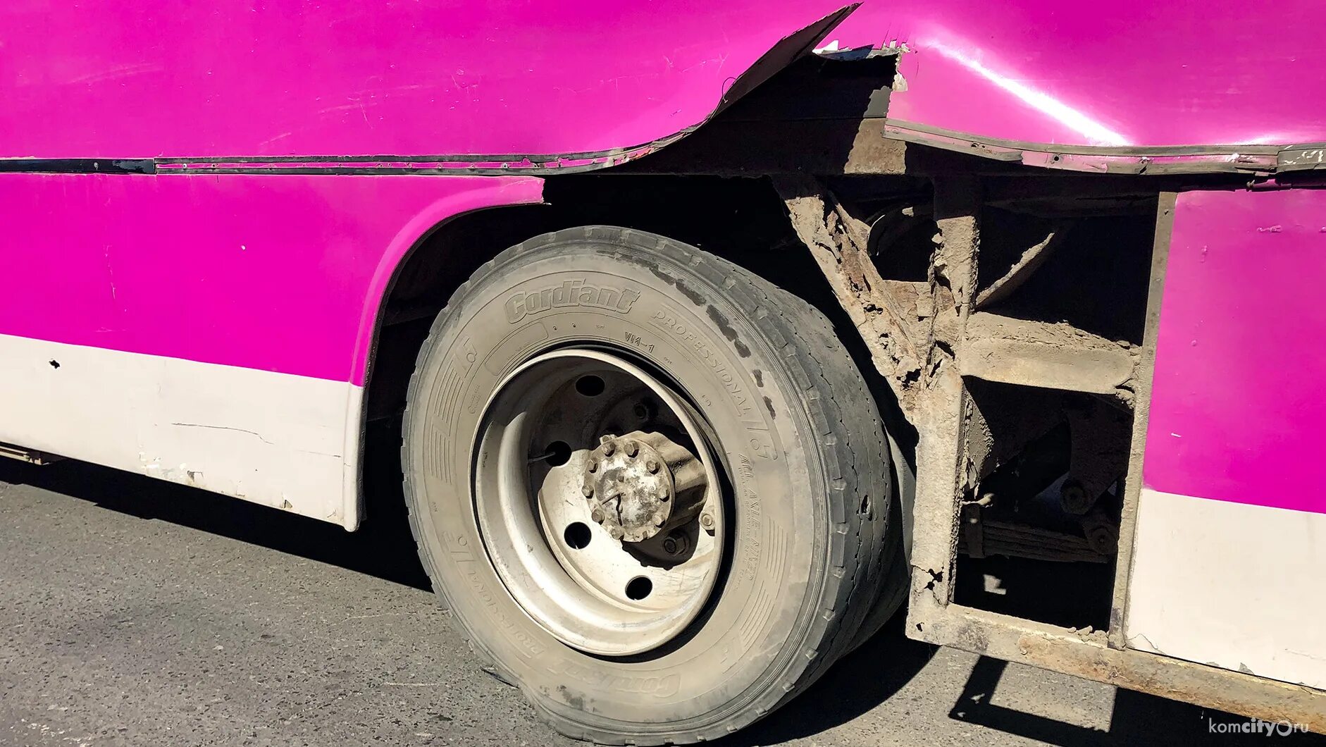 Колесо автобуса. Автобус шина разорвался. Взорванное колесо на автобусе. Лопнуло колесо.