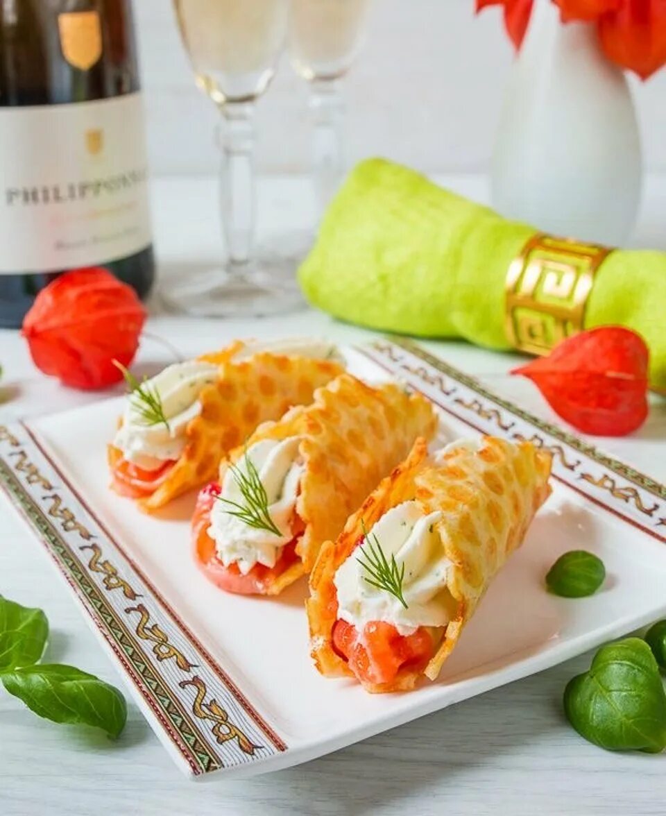 Закуски из лосося. Закуски с лососем. закуска из семги. закуска с семгой и творожным. закуски с красной рыбой на праздничный.