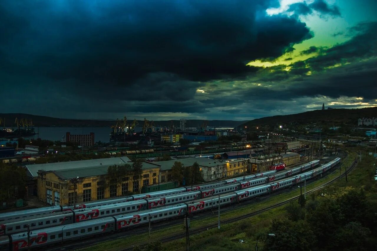 Мурманская железная дорога. Мурманский ЖД вокзал. Железнодорожный вокзал Мурманск. Город Мурманск вокзал. Железнодорожный вокзал Мурманска ночью.