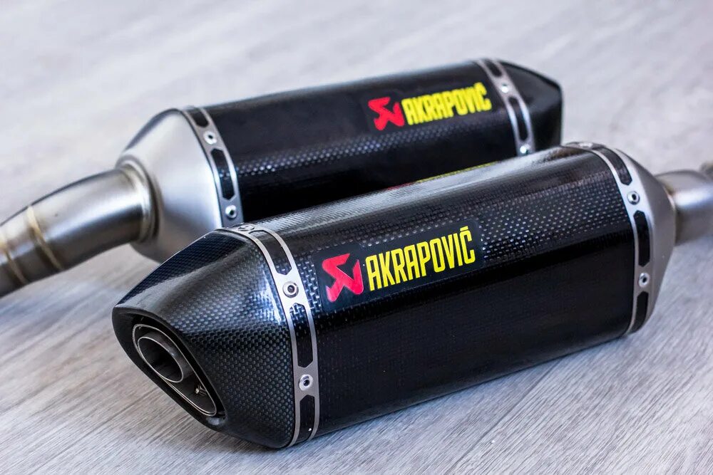 Куплю глушители для автомобилей. Глушитель Akrapovic #10 карбон. Глушитель прямоток Акрапович. Карбоновый выхлоп Акрапович. Резонатор Акрапович.