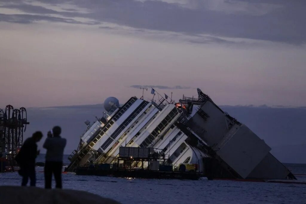 Costa concordia крушение. Коста Конкордия 2012. Коста Конкордия крушение. Лайнер Коста Конкордия крушение. Конкордия корабль крушение.