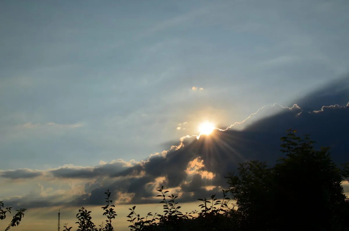 солнце после грозы. лето гроза. радуга над домом. гроза утром. дождь и солнце.