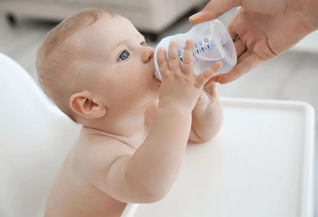 Грудничок в воде. Грудной ребенок. Вода для новорожденных. Вода для допаивания новорожденных.