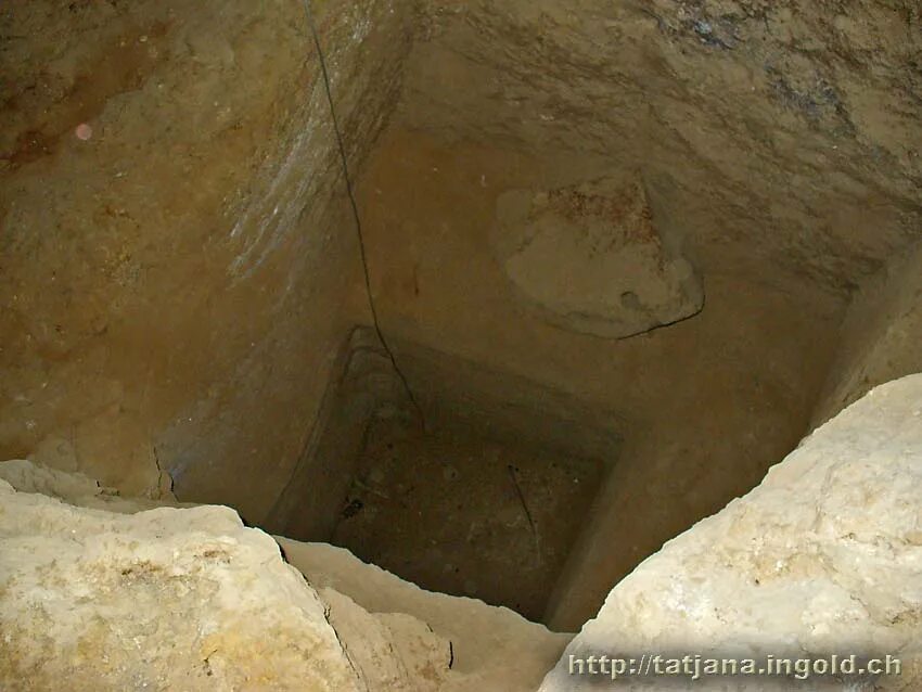 Яма с дренажом. Донья яме. Ручная копка траншей. Дренаж в посадочной яме. Щебень в яме.