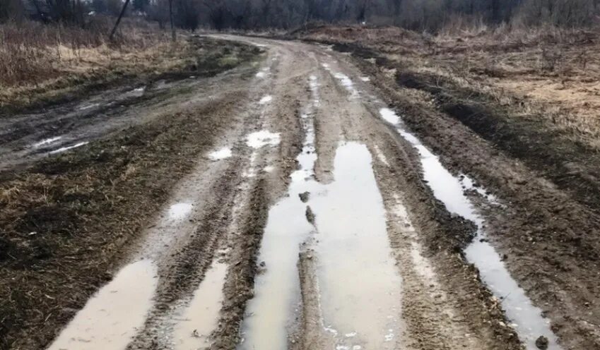 Грязные дороги песня. Грязные дороги. Грязная дорога в деревне. Плохая дорога в деревне. Разбитые дороги.