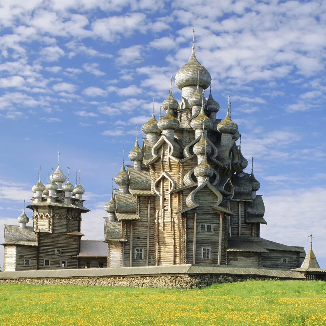 Архитектурный ансамбль кижского погоста. Церковь преображения господня на острове кижи. Архитектура культурное наследие. Кижи монастырь. Древнерусское храмовое зодчество.