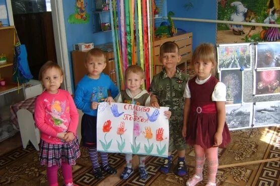 Коллективная аппликация на тему ПДД в средней группе "Город Дружный" (9 фото). В