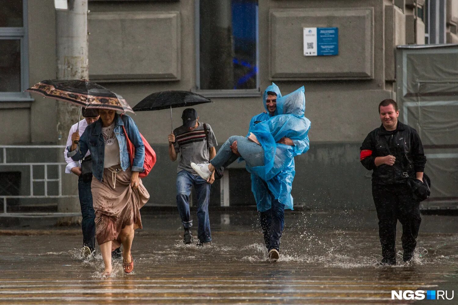осенний дождь. ливень идет. ливень. прохладно и дождливо. сейчас идёт дождь.