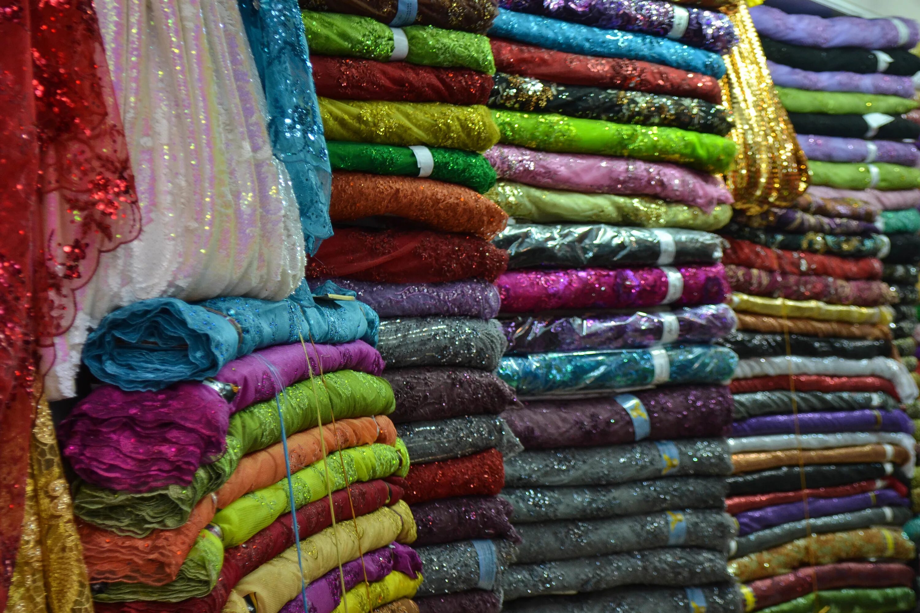 Куплю материал для интернета. Textile Souk Dubai. Дубайский шелк. Дубайский шелк ткань. Дорогая ткань.