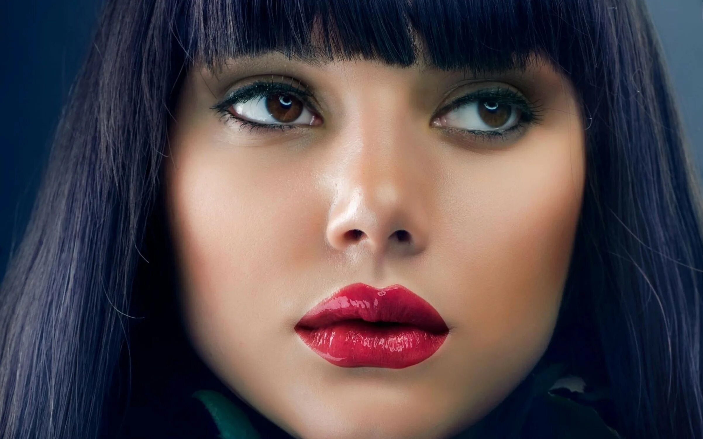 Ксения чумичева модель. Девушка смотрит на губы. Девушка с пальцем у губ. Девушка смотрит на губы. Юлия бричковская.