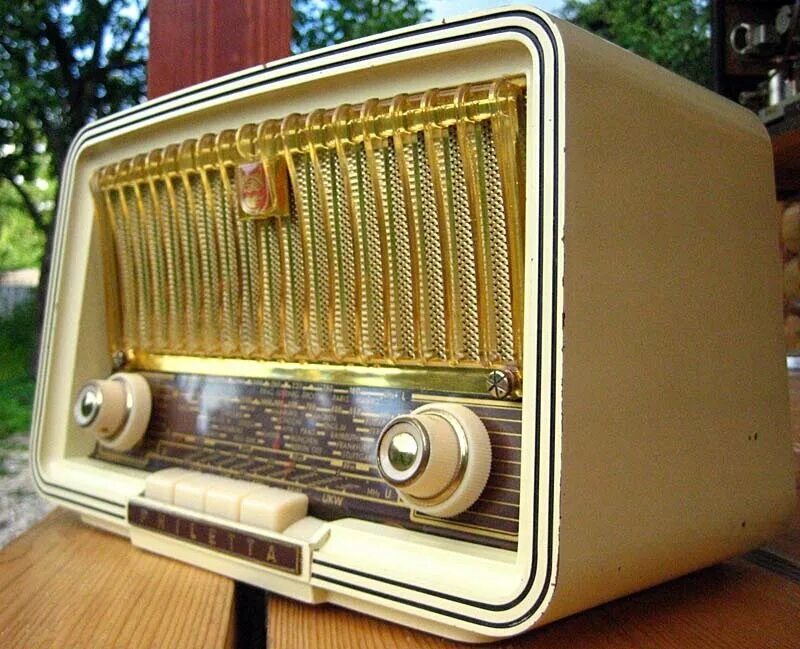 Радиоприемник реставрация. Радиоприемник балтика вэф. Американские радиоприемники 30-х годов. Радиоприемник ламповый"октябрь 1957". Пульт приемника фестиваль.