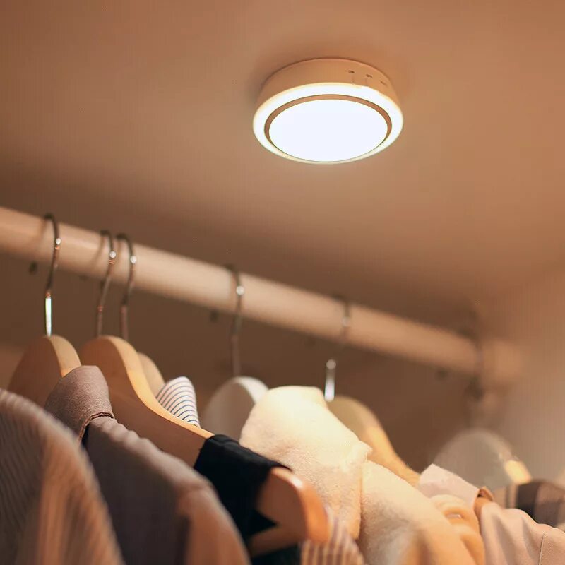 натяжной потолок звездное небо. кровать с подсветкой. проектор galaxy star sky. освещение ночной режим. спальня в темных тонах.