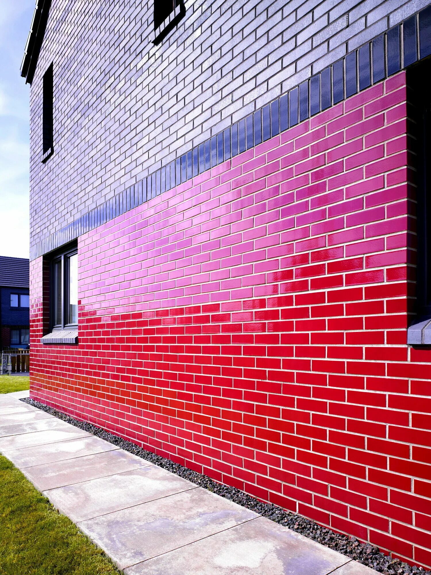 Покраска кирпичной стены. Крашеный кирпич фасад. Крашеный кирпич фасад. Окрашенные фасады домов. Кирпич брик хаус.