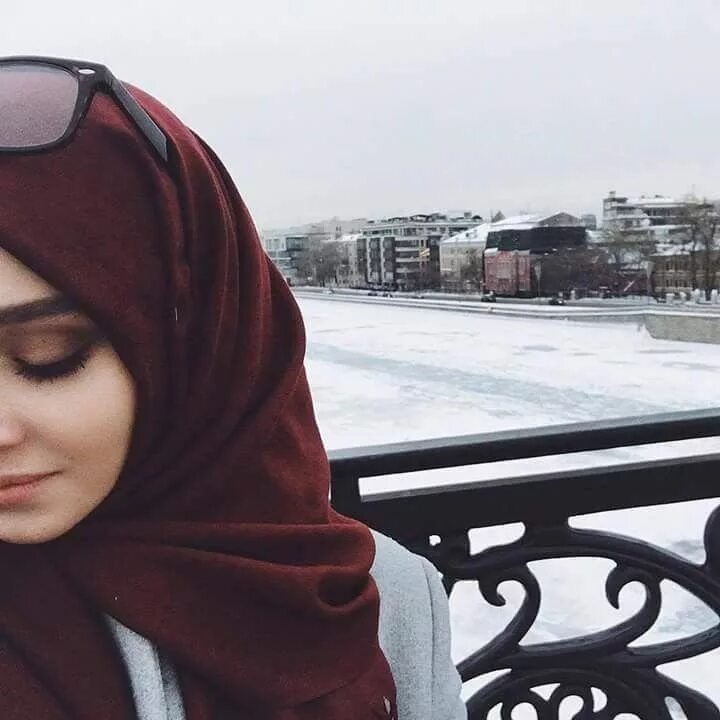 Лиана алиева. Жить скромно. Александра головкова мусульманка. Катя вышла замужем за не руского. Скромно групп.