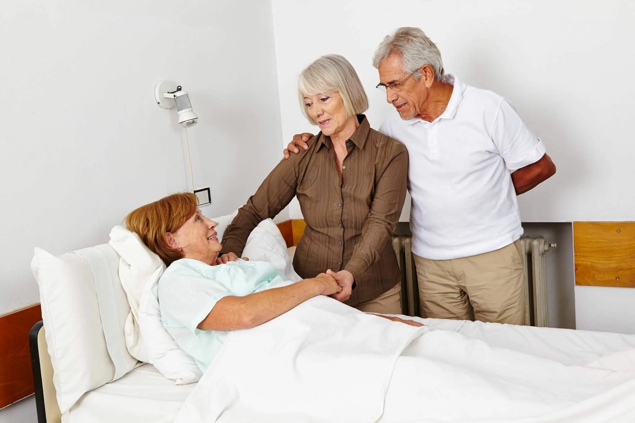 Посещение пожилых людей на дому. Картинка с человеком посещающего больного. Визит к больному.