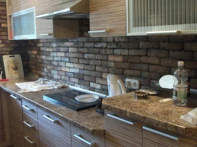 Кухни из декоративного кирпича. Отделка кухни искусственным камнем. отделка кухни под камень. фартук из декоративного камня. фартук для кухни из декоративного камня.