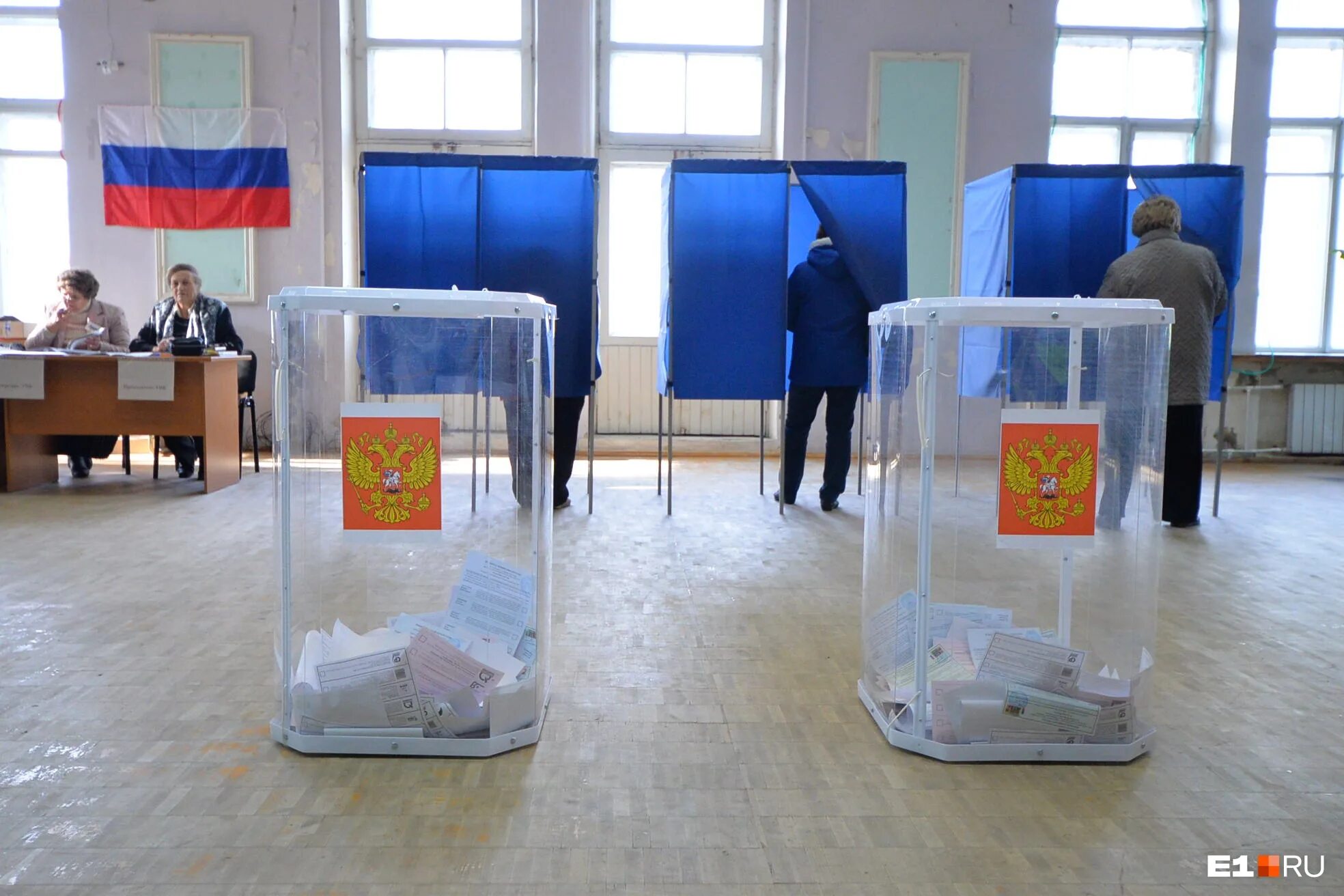 Урна на избирательном участке. На избирательном участке используются. Избирательный участок россия. Урна для голосования. Помещение для голосования на выборах.