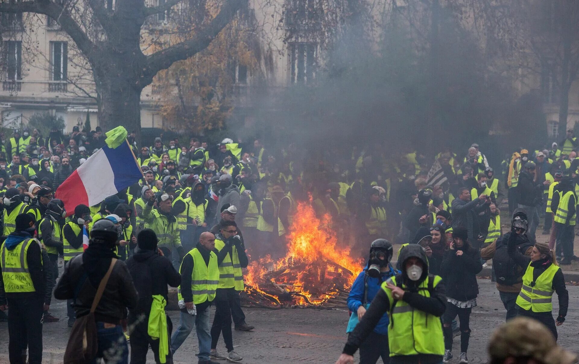 Майдан во Франции. Майдан Киев 2014 горящие полицейские. Париж акции. Франция майдан