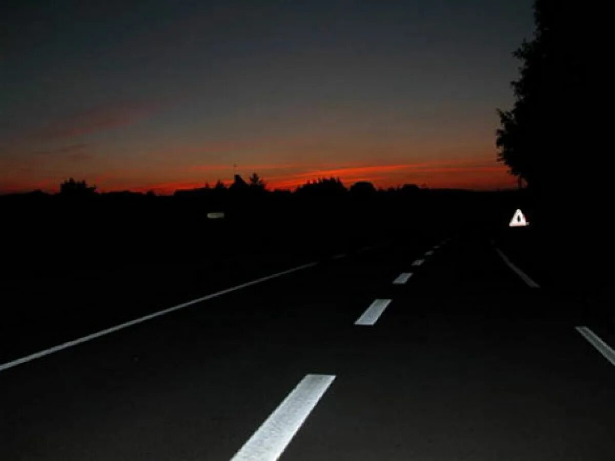 В темное время суток и в пасмурную. Темное время суток. Дорога в темное время суток. Обочина дороги ночью. Тёмная ночная трасса.