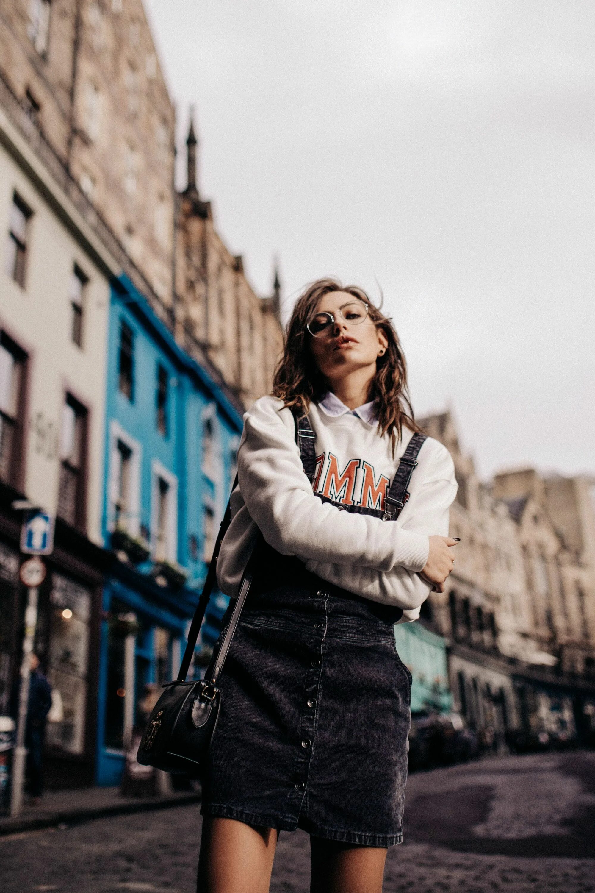 Стильная девушка. Фотосессия в городском стиле. Стэн смит оверсайз. Фотосессия в стиле стрит. Фотосессия в стиле город.