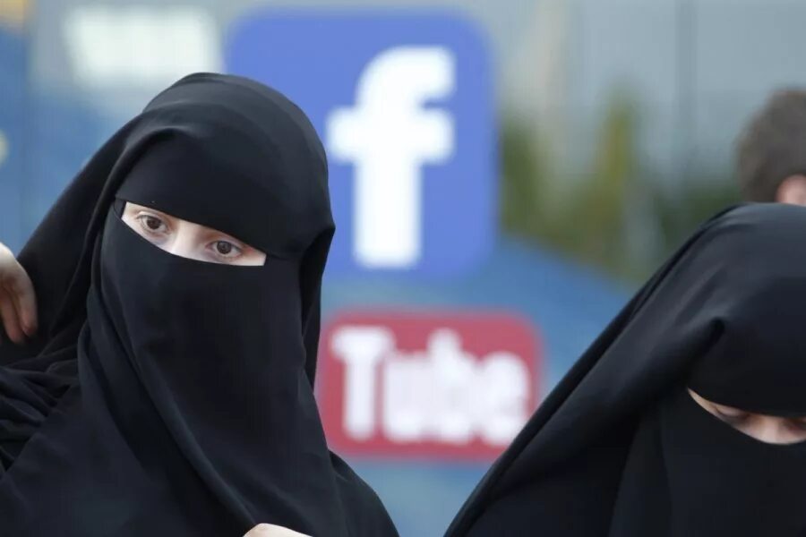 Мусульманка в платке. Арабы-мусульмане женщины. Паранджа магазин. Дозволенный хиджаб. Запрет на ношение хиджаба.